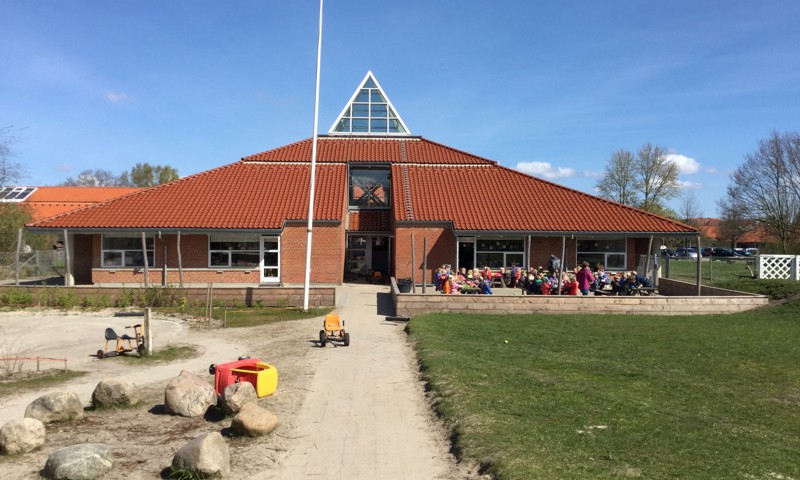 Frisenborg udefra legepladsen Frisenborg udefra legepladsen