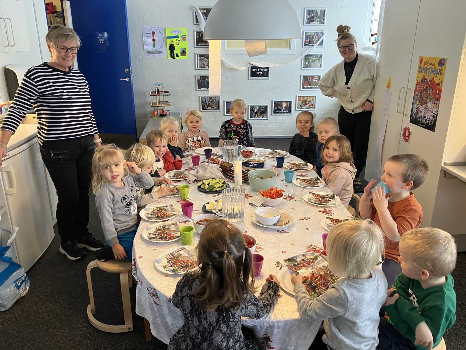 Børnene omkring bord, klar til julefrokost